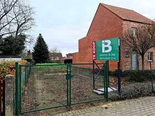 Gunstig gelegen bouwgrond te Geel-centrum met een oppervlakte van 7a 11ca voor half-open bebouwing.De grond heeft een straatbreedte van 10m en een...