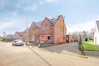 Deze verder af te werken gezinswoning met 4 slaapkamers is zeer rustig gelegen in de doodlopende straat Kleine Rijen in Mol-Sluis. Ondanks de rustige ligging geniet de woning van een vlotte bereikbaarheid dankzij de nabijheid van de N18, met een goede verbinding naar de omliggende gemeenten.<br /><br />Indeling:<br />We betreden de woning via de inkomhal. Deze geeft directe toegang tot de ruime, lichtrijke woonkamer met gezellige houtkachel. Aansluitend vinden we de vernieuwde, volledig uitgeruste keuken. Achteraan bevinden zich nog een berging/wasplaats met ingemaakte kasten, apart toilet en een ruime badkamer.<br /><br />Via de trap in de inkomhal bereiken we de eerste verdieping. Hier vinden we 3 slaapkamers terug. Via de trap in één van de slaapkamers kunnen we de tweede verdieping bereiken, waar zich een vierde slaapkamer bevindt.<br /><br />De kelder, bereikbaar via de woonkamer, biedt extra handige opbergruimte.<br /><br />Buitenruimte:<br />Buiten kan er volop van het buitenleven genoten worden in de zuidwestelijk georiënteerde tuin. In de tuin vinden we ook een ruime garage die voor extra opslagruimte zorgt.<br /><br />Extra:<br />- Energiezuinig (EPC-label C)<br />- Grotendeels al vernieuwd<br />- 2 jaar geleden werd het dak gerenoveerd en geïsoleerd en werden er zonnepanelen geplaatst<br />- Gelegen in een doodlopende straat (zeer rustig en kindvriendelijk)<br />- Elektriciteit conform<br /><br />Voor meer info of een bezoek contacteer ons via info@vastengoed.be of via 014/72 73 74.<br /><br />Wenst u een gratis schatting van uw eigendom? Contacteer ons via 014/72 73 74.