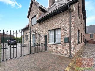 <strong>Op zoek naar de ideale huurwoning voor uw gezin? Zoek niet langer!</strong><br />Ontdek dit schitterende pand in de schaduw van de kerktoren in het pittoreske en landelijke Bavegem, deelgemeente van het bruisende Sint-Lievens-Houtem.<br />Deze instapklare woning biedt niet alleen comfort en ruimte in een rustige woonomgeving, maar ook tal van mogelijkheden voor een heerlijk gezinsleven.<br />Dit pand beschikt naast 195m² bewoonbare oppervlakte tevens over een 2 garages, een grote zolder met vaste trap, een praktische droge kelder, een lichtrijke veranda en een afgesloten tuin.<br />Vlotte aansluiting op de E40 richting Gent/Brussel, goede verbinding richting centrumsteden Aalst, Wetteren en Zottegem.<br /><br /><strong>Beschikbaar</strong>: vanaf 1 juli 2026 met 3/6/9 - huurcontract<br /><strong>EPC:</strong> EPC C-label <br /><strong>Prijs</strong>: 1200 euro / maand<br /><strong>Bij voorkeur geen (grote) huisdieren</strong><br /><br /><strong>De indeling is als volgt:</strong><br />Via de inkomhal, met traphal en apart toilet, bereiken we de de lichtrijke woonruimte en de keuken, voorzien van alle apparatuur. Voorts vindt u er ook een ruime berging/wasplaats terug en en een veranda. Aansluitend bereiken we de garage, van waaruit we ook toegang hebben tot de kelder. Via de achterdeur komen we uit op de oprit, met toegang tot beide garages en aansluitend de afgesloten tuin alwaar het genieten is van zon en rust in alle privacy.<br />Op de eerste verdieping bereikt u via de nachthal naast de 3 volwaardige slaapkamers ook de badkamer met lavabo, ligbad, aparte douche en toilet. Bovendien is er nog een 4de kamer, waar zich de vaste trap bevindt richting zolder. Deze grote zolderruimte (50m²) fungeert als bergruimte, maar biedt mogelijkheden tot uitbreiding.<br /><br /><strong>Deze charmante woning combineert comfort, gezelligheid en ruimte met een afgesloten tuintje, wat het een ideale plek maakt om in alle harmonie te leven</strong>.<br /><br /><strong>Hebt u interesse om deze woonst te huren en wenst u graag een bezichtiging?</strong><br /><br /><strong>Aarzel dan niet om ons te contacteren!</strong><br />Bel <strong>Gunther op 0476/60 67 96</strong> of mail naar immo@vastgoed-ff.be (graag vergezeld van uw telefoonnummer en loonbewijzen) <br /><br />