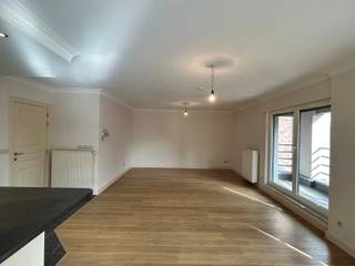 Dit aangename appartement combineert een ruime leefruimte met een open keuken, twee slaapkamers en een ruim terras. Dankzij de praktische indeling, de extra bergruimte en de eigen autostaanplaats biedt dit appartement alles voor comfortabel wonen.<br /><br />INDELING:<br />• Inkomhal <br />• Apart toilet <br />• Ruime leefruimte met open keuken <br />• Slaapkamer 1 <br />• Slaapkamer 2 <br />• Badkamer met douche en bad <br />• Grote berging <br />• Terras <br />• Autostaanplaats <br />• Kelderberging <br /><br />LIGGING:<br />• Het appartement is gelegen aan de Oudestraat in Peer. <br />• Centrale ligging met winkels, horeca en andere dagelijkse voorzieningen in de nabije omgeving. <br />• Ook scholen en openbaar vervoer bevinden zich op korte afstand. <br />• Goede bereikbaarheid naar de omliggende gemeenten en verbindingswegen. <br /><br />EXTRA INFO:<br />• Terras <br />• Eigen autostaanplaats <br />• Kelderberging <br />• Gemeenschappelijke kosten bedragen € 35,00 per maand. <br />• Onmiddellijk beschikbaar <br /><br />Meer weten?<br />Contacteer ons en we helpen je graag dichtblij verder!