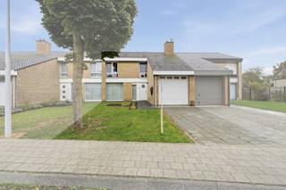 Op zoek naar een instapklare, comfortabele en energiezuinige woning op een rustige en kindvriendelijke locatie? Dan is deze charmante woning in Boezinge beslist het ontdekken waard. Gelegen in een rustige, doodlopende straat met een speelplein vlakbij, combineert deze woning aangenaam wonen met een uitstekende bereikbaarheid. School, slager, buurtwinkels en andere dagelijkse voorzieningen bevinden zich bovendien op wandelafstand.<br /><br />Bij het binnenkomen word je verwelkomd in een ruime inkomhal met apart gastentoilet. Van hieruit komen we in de lichtrijke leefruimte met open keuken. Dankzij de grote raampartijen stroomt het natuurlijke licht hier volop naar binnen en geniet je van een aangename verbinding met de tuin. De keuken werd volledig vernieuwd in 2024 en is praktisch ingericht met alle nodige voorzieningen. Aansluitend bevindt zich een handige berging, die eveneens toegang biedt tot de inkomhal.<br /><br />Via de inkomhal bereiken we de ruime garage, voorzien van een elektrische poort en een laadpaal. Naast het comfortabel parkeren van de wagen is er hier ook voldoende ruimte voor extra bergruimte.<br /><br />Op de eerste verdieping bevinden zich drie volwaardige slaapkamers, een praktische dressing en een ruime badkamer. Deze werd in 2025 volledig gerenoveerd en beschikt over een dubbel lavabomeubel, inloopdouche, ligbad en toilet. Daarnaast is er nog een ruime zolder, die momenteel dienstdoet als extra opslagruimte maar ook mogelijkheden biedt voor de toekomst.<br /><br />Ook buiten heeft deze woning heel wat te bieden. De ruime zuidwestgerichte tuin vormt een heerlijke plek om te ontspannen, te genieten van de zon of gezellig samen te zijn met familie en vrienden. Het aangename terras sluit mooi aan bij de leefruimte en achteraan bevindt zich nog een praktisch tuinhuis voor extra opbergruimte.<br /><br />De woning werd doorheen de jaren grondig aangepakt en voorzien van verschillende energiezuinige en comfortabele technieken. Zo beschikt de woning over spouwmuurisolatie, een geïsoleerde zolder, 12 zonnepanelen met hybride omvormer, een nieuwe condensatieketel, conforme elektriciteit en een regenwaterput van 1.500 liter. Ook de materialen voor de verdere afwerking boven zijn reeds aanwezig en inbegrepen in de verkoopprijs. Met slechts een beperkte afwerking heb je hier een woning die helemaal klaar is voor de toekomst.<br /><br />Rustige ligging, een zonnige tuin, drie slaapkamers, een vernieuwde keuken en badkamer én tal van energetische troeven: deze woning heeft alles in huis om er jarenlang comfortabel te wonen. Aarzel niet en contacteer Vastgoed Delaey vandaag nog voor een bezoek ter plaatse. Misschien wordt dit wel de plek waar jouw nieuwe herinneringen ontstaan!