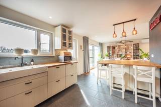 Deze verzorgde open bebouwing langs de Gistelsteenweg in Zerkegem biedt een uitstekende bereikbaarheid en alle comfort voor een hedendaags gezinsleven.<br />De woning beschikt over een lichtrijke leefruimte met parketvloer en een moderne, volledig uitgeruste keuken die uitgeeft op de tuin. Dankzij de zuidelijke oriëntatie geniet u hier optimaal van de zon. Verder zijn er vier volwaardige slaapkamers, een praktische dressing, wasplaats en kelder. De badkamer is stijlvol ingericht en de indeling van de woning is functioneel en aangenaam.<br />Met een bewoonbare oppervlakte van 184 m² op een perceel van 531 m² combineert deze woning ruimte, comfort en een goede ligging.<br /><br />Voor meer informatie of een vrijblijvend bezoek contacteer Mitch 0470 13 14 00.