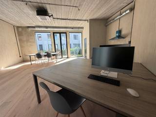 Op zoek naar een flexibele ruimte voor jouw onderneming of creatief project? Dit veelzijdige atelier van circa 81 m² ligt in een levendige Antwerpse buurt en biedt tal van mogelijkheden.De ruimte kan worden gebruikt als atelier, werkruimte, kantoor of voor een creatief concept. Bovendien bestaat de mogelijkheid om het atelier te verbinden met een commerciële gelijkvloerse ruimte met vitrine aan straatzijde van circa 78 m², waardoor een totale oppervlakte van ongeveer 159 m² kan worden gecreëerd.Het atelier beschikt over een keuken en een afzonderlijk toilet met lavabo. Een bijzondere troef is de ruime buitenruimte, bestaande uit een zonnige tuin.De locatie is vlot bereikbaar met het openbaar vervoer en ligt dicht bij de belangrijkste Antwerpse invalswegen. Via de nabijgelegen op- en afrit Merksem bereik je snel de Antwerpse Ring (R1) en de E19 richting Breda. Ook het stadscentrum, Park Spoor Noord en de Slachthuissite bevinden zich vlakbij.
