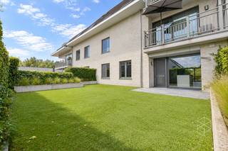 Ruim gelijkvloers appartement met 2 slaapkamers, voor- en achtertuin met terras en POORTJE naar autostaanplaats.<br />Ontdek dit ruime en lichtrijke gelijkvloerse appartement in de stijlvolle residentie “Waterfront”, gebouwd in 2017.<br />Het appartement geniet van een rustige ligging met uitzicht op het kanaal Brugge-Gent. De groene, landelijke omgeving nodigt uit tot wandelen en fietsen, terwijl het centrum, de belangrijkste invalswegen en de autosnelweg vlot bereikbaar zijn. Zo combineert u hier rust en natuur met een uitstekende bereikbaarheid.<br />Dankzij de grote raampartijen geniet het appartement van een overvloed aan natuurlijk licht. Zowel voor- als achteraan beschikt u over een eigen tuin. De zuidgerichte achtertuin met terras is de ideale plek om in alle rust van de zon te genieten. Bovendien is deze aangelegd met kunstgras, waardoor ze bijzonder onderhoudsvriendelijk is.<br />Een comfortabel en recent appartement voor wie op zoek is naar ruimte, licht, groen en een rustige ligging zonder in te boeten aan bereikbaarheid.<br /><br /><strong>Indeling:</strong>
<ul>
<li>Inkomhal met vestiairekast en toilet</li>
<li>Moderne douchekamer met inloopdouche en lavabomeubel</li>
<li>2 volwaardige slaapkamers</li>
<li>Lichtrijke woonkamer die volledig doorloopt van het ene terras vooraan tot de ingerichte open keuken met kookeiland, die uitgeeft op de tuin met terras achteraan het gebouw</li>
<li>Naast de keuken is er een berging met aansluiting voor wasmachine</li>
<li>De voor-én achtertuin met terras brengen het buitenleven tot zijn maximum</li>
<li>De 2 private bergings in de kelderverdieping zorgt voor extra bergruimte</li>
<li>Autostaanplaats achteraan het gebouw: vraagprijs :15.000 EURO</li>
</ul>
<div>
<div>
<div>
<div>
<div>
<div>
<div>
<div>Contacteer PERSPECTIEF VASTGOED – 7 op 7 bereikbaar – voor meer informatie of een bezoek.<br />Bel 050/550.750 of mail naar info@perspectiefvastgoed.be.</div>
</div>
</div>
</div>
</div>
</div>
</div>
</div>
<div> </div>