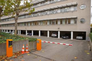 This contemporary office building is ideally located in Vilvoorde, close to the city centre and surrounded by restaurants and everyday amenities. Thanks to its proximity to the train station, multiple bus stops and easy motorway access, the building is effortlessly reachable by any mode of transport. On-site parking is available in abundance – including charging points for electric vehicles. The floor space is fully flexible and can be subdivided from 300 m², making it suitable for both smaller and larger businesses. With an EPC score of just 56 kWh/m², this building also stands out as a sustainable and energy-efficient choice.