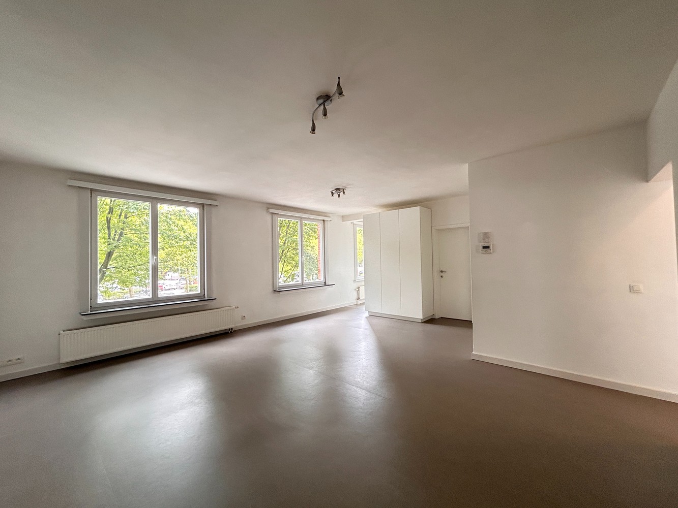 Pal in het bruisende centrum van Brasschaat gelegen 2 slaapkamerappartement in perfecte staat - foto 4