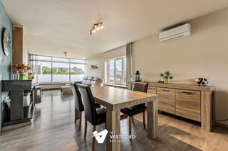 <p><span>Gerenoveerde open bebouwing met 4 slaapkamers gelegen op een ruim perceel van 11a35ca te Scherpenheuvel.</span></p><p><span> </span></p><p><span>Belangrijkste troeven: </span></p><p><span>- Centrale ligging</span></p><p><span>- Momenteel wordt de woning deels gebruikt als crèche waardoor er 2 aparte ingangen zijn</span></p><p><span>- Zeer goed onderhouden</span></p><p><span>- 4 slaapkamers</span></p><p><span>- EPC label D, dus geen renovatieverplichting</span></p><p><span>- Airco</span></p><p><span>- Rolluiken</span></p><p><span>- Garage in kelder</span></p><p><span> </span></p><p><span>Bekijk zeker ook de foto's en de grondplannen met de afmetingen. Zo krijgt u van thuis uit al een perfect beeld van wat deze woning te bieden heeft!</span></p><p><span> </span></p><p><span>Wenst u meer info of een vrijblijvende bezichtiging, contacteer dan ons kantoor op het nummer 011 85 15 15 en wij helpen u graag verder.</span></p>
