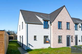 Binnenkort uw nieuwe energiezuinige thuis in een DOODLOPENDE STRAAT in Maldegem maken? Mis deze kans niet!<br /><br />Deze nieuwbouwwoningen zijn volledig instapklaar afgewerkt inclusief schilderwerken.<br /><br />De woningen scoren zeer goed qua energiezuinigheid (E-peil: 16) dankzij de GEOTHERMISCHE WARMTEPOMPEN met vloerverwarming op het gelijkvloers, ZONNEPANELEN, superisolerende beglazing, vloer- muur- en dakisolatie, ventilatie type D,…<br /><br />De keukens zijn voorzien van AEG kwaliteitstoestellen, composiet werkblad, .. .<br /><br />De woningen zijn gelegen op wandelafstand van verschillende supermarkten en vlakbij centrum Maldegem. Daarnaast is er een vlotte verbinding met Antwerpen via de N49 en met het binnenland via de E40 te Aalter.<br /><br />De leefruimtes en tuinen zijn allen zuid én zuidwest gericht, waardoor u steeds voldoende zon- en lichtinval geniet dankzij de grote schuiframen.<br /><br />Deze woning is de laatst beschikbare binnen dit project. Mis deze kans niet.<br /><br />Contacteer Bonne Vastgoed 7 op 7 via 050/73.73.73 of info@bonnevastgoed.be