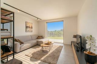 <h3>Hedendaagse 3-gevelwoning met hoogwaardige afwerking en prachtige leefruimte</h3><p>Bent u op zoek naar een recente woning waar comfort, stijl en een doordachte afwerking centraal staan? Dan zal deze moderne 3-gevelwoning uit 2023 u meteen aanspreken. Instapklaar, energiezuinig en gelegen op een strategische locatie, biedt deze woning alles voor wie comfortabel en zorgeloos wil wonen.<br /><br /><strong>Richtprijs: € 579.000 </strong><br /><strong>Beschikbaarheid: December 2026</strong><br />-Publicatie bevat visualisaties-</p><h3>Gezellig wonen met een keuken als blikvanger</h3><p>Via de stijlvolle inkomhal met gastentoilet betreedt u door de elegante glas-in-looddeur de gezellige leefruimte, een warme en lichtrijke plek waar u zich meteen thuis voelt. Aansluitend bevindt zich de ruime leefkeuken, zonder twijfel het hart van de woning. Het grote kookeiland, de hoogwaardige toestellen en de ingebouwde wijnkoeler maken koken en tafelen een plezier. De grote raampartijen zorgen bovendien voor een prachtig zicht op de tuin en laten veel natuurlijk licht binnen.</p><p>Praktisch gemak ontbreekt niet. De inpandige garage biedt plaats aan een wagen en doet tegelijk dienst als wasplaats en extra bergruimte.</p><h3>Comfort voor het hele gezin</h3><p>Op de eerste verdieping bevinden zich drie volwaardige slaapkamers, een apart toilet en een stijlvolle badkamer met een royale XL-inloopdouche. De master bedroom beschikt bovendien over een aparte dressing, een mooie extra die zorgt voor extra comfort en opbergruimte.</p><p>Via een vaste trap bereikt u de volledig afgewerkte en geïsoleerde zolder. Momenteel ingericht als polyvalente ruimte, maar dankzij de royale oppervlakte perfect geschikt als thuiskantoor, hobbyruimte of om te vormen tot twee extra slaapkamers.</p><h3>Genieten in alle rust</h3><p>De onderhoudsvriendelijke tuin vormt een mooie verlenging van de leefruimte. Het terras in gepolierde beton, gecombineerd met de zorgvuldig gekozen beplanting, zorgt voor een strakke, hedendaagse uitstraling en biedt een aangename plek om te ontspannen of gasten te ontvangen.</p><h3>Strategische ligging</h3><p>Ook de ligging is een absolute meerwaarde. Scholen, winkels en het bruisende centrum bevinden zich vlakbij, terwijl u dankzij de uitstekende verbinding met de A12 geniet van een vlotte bereikbaarheid richting Antwerpen, Brussel en Mechelen. Een ideale uitvalsbasis voor wie centraal wil wonen zonder in te boeten aan wooncomfort.</p><h3>Troeven</h3><p>- Recente woning (2023), volledig instapklaar en afgewerkt met kwalitatieve materialen.</p><p><strong>- EPC A</strong>: uitstekende energieprestaties.</p><p>- Volledige betonconstructie tot boven voor een duurzame en solide basis.</p><p>- Hoogrendementsbeglazing met onderhoudsvriendelijke aluminium raamprofielen.</p><p>- Vloerverwarming op het gelijkvloers voor optimaal wooncomfort.</p><p>- Modern domoticasysteem en ventilatiesysteem.</p><p>- 6 zonnepanelen</p><p>- regenwaterput aangesloten op de toiletten en buitenkraan.</p><p>- Ruime leefkeuken met kookeiland, wijnkoeler en prachtig zicht op de tuin.</p><p>- Drie volwaardige slaapkamers, dressing en een afgewerkte zolder met uitbreidingsmogelijkheden.</p><p>- Inpandige garage met wasplaats en extra bergruimte.</p><p>- Strategische ligging nabij scholen, winkels, het centrum en de A12.<br /></p><p>Bent u benieuwd naar deze stijlvolle woning? Neem gerust contact op voor een bezoek en ontdek zelf de ruimte, het comfort, de kwalitatieve afwerking en de uitstekende energieprestaties van deze woning.</p><p><strong>nico@altro-vastgoed.be - 04 88 42 42 24</strong></p>