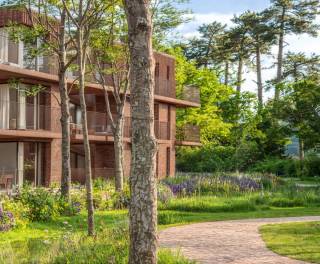 Welkom in Villermontpark, een uitzonderlijk nieuwbouwproject waar u midden in een prachtig parklandschap woont, op wandelafstand van het centrum van Kontich. Dankzij de gunstige ligging geniet u van een vlotte verbinding naar Antwerpen, Mechelen en Brussel, wat dit project ideaal maakt voor wie zowel rust als bereikbaarheid waardeert.<br /><br />De architectuur van POLO.platform sluit naadloos aan bij de natuurlijke omgeving. Grote raampartijen, royale terrassen en hoogwaardige materialen creëren een unieke woonbeleving waarin licht, ruimte en natuur centraal staan. Met de mogelijkheid tot maatwerk kunt u uw appartement volledig afwerken volgens uw persoonlijke stijl en wensen.<br /><br />De tuinappartementen vormen een bijzonder onderdeel van Villermontpark. Ze bieden een ruime en lichtrijke leefomgeving met ruime terrassen en directe toegang tot het omliggende groen, waardoor u geniet van maximale privacy en een rustgevende buitenbeleving. Bovendien zorgen fossielvrije verwarming, passieve koeling, hoogwaardige isolatie en intelligente ventilatie voor een energiezuinig en comfortabel binnenklimaat, terwijl ondergrondse parkeergelegenheid en geïntegreerde fietsenstallingen het wooncomfort compleet maken.
