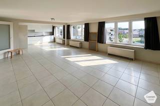 Ontdek dit zonnige en lichtrijke appartement in het hart van Waardamme, op wandelafstand van alle voorzieningen zoals winkels, bushalte en de...