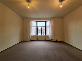 Appartement op toplocatie met 2 slaapkamers.<br /><br />Het appartement isgelegen op de 2de verdieping, temidden van de gezelligste stad Leuven. Vlak op de kruising van de Savoyestraat en Tiensestraat waar alle benodigdheden binnen handbereik liggen. <br />Indeling: inkomhal, lichtrijke woonkamer, geïnstalleerde keuken, 2 slaapkamers, badkamer met ligbad en douche, lavabo en toilet. <br />Huurprijs bedraagt 1100€/maand + 60 euro gezamenlijke kosten (inclusief jaarlijkse keuring van de gasketel). Beschikbaar vanaf 15 november 2026. <br />Domiciliëring verplicht. <br />Het verbruik van gas, elektriciteit en water is individueel. <br /><br />Dit appartement is zeer gunstig gelegen tegenover het openbaar vervoer, winkels, scholen, restaurants, enz.. Interesse? <br />Mail naar info@immogve.be of bel 016/56.56.14
