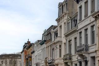 In een charmante straat in Berchem bevindt zich dit prachtige burgerhuis uit 1910. De buurt is bijzonder gegeerd dankzij haar centrale ligging, leuke koffiebars, kindvriendelijke parken en de vlotte verbinding naar het centrum en de belangrijkste invalswegen.<br /><br />De woning werd circa vier jaar geleden grondig gerenoveerd en vormt vandaag een perfecte harmonie tussen authentieke elementen en hedendaags wooncomfort. Met een bewoonbare oppervlakte van maar liefst 291 m² en een uitstekend EPC label A is dit een buitenkans voor wie ruimte, kwaliteit en locatie wil combineren.<br /><br />Indeling: <br />Via de inkomhal met gastentoilet komt u in de ruime leefruimte voorzien van eetkamer en sfeervol salon. De open keuken is het hart van het huis en werd afgewerkt met een stijlvol Carrara marmeren werkblad &amp; is voorzien van alle toestellen. Aansluitend vinden we een praktische bijkeuken en een aangenaam terras. <br />Op het tussenverdiep vindt u een ruime badkamer voorzien van ligbad, lavabomeubel, inloopdouche en toilet.<br />De eerste verdieping omvat een bureaukamer en een royale masterbedroom met ensuite dressing. <br />Op de tweede verdieping bevindt zich een ruime slaapkamer en een 2de badkamer voorzien van lavabomeubel, toilet, inloopdouche &amp; wasberging. <br />De derde verdieping biedt plaats aan een vierde slaapkamer met bijkomende mezzanine onder het dak, ideaal als speelruimte, hobbykamer of extra werkplek.<br /><br />Tevens geniet de woning ook van een zeer ruime en droge kelder. <br /><br />Kortom, een instapklare woning met uitstraling en een gegeerde ligging nabij de stad.