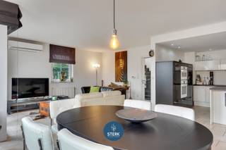 INSTAPKLAAR DUPLEX-APPARTEMENT MET 3 SLPKS IN HET GEZELLIGE LEUT !We vinden dit duplex-appartement met een bewoonbare oppervlakte van 175 m² terug op...