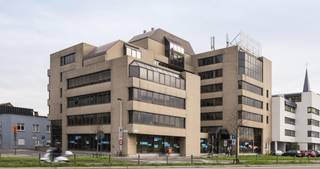 Kantoren op zichtlocatie op de 1ste en 2de verdieping te huur van samen 2.308 m² met parking vlakbij Berchem station met uitstekende visibiliteit.Het...