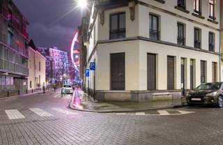 <p>Mooi, gezellig en centraal gelegen studio in het historisch centrum van Brussel waar het aangenaam wonen is. Het bevindt zich op de gelijkvloerse verdieping van een kleine en goed beheerde en onderhouden residentie.<br />Het bestaat uit een inkomhal, een slaaphoek, een keuken en een doucheruimte met toilet.<br />Gelegen vlakbij het Sint-Katelijneplein en op amper 10 minuutjes wandelen van de Grote Markt en in de onmiddellijke nabijheid van metrohalte Sint-Katelijne, scholen, restaurants, winkels en andere faciliteiten.<br />Ideaal voor eigen bewoning, als pied-à-terre of als investering met een mooi huurrendement. Momenteel verhuurd.<br />Te bezoeken!<br />EPC klasse G, 709 kWhEP/m²/an, 142 CO² par m².</p>