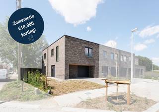 🎉 Zomeractie op de laatste woning in De Vlasschuur - Kuurne!<br />Geniet tijdelijk van <strong>€ 10.000 korting op de constructieprijs</strong>.<br />Actie geldig t.e.m. <strong>17 juli 2026</strong> of zolang de woning beschikbaar is.<br />NIEUWE PRIJS: 341.200,00 excl. kosten | 412.087,02 all-in<br /><br />Ontdek ons volledig afgewerkte nieuwbouwwoning van het project Kuurne De Vlasschuur 2.2.<br />Deze woning is ontworpen met oog voor comfort en stijl, en biedt een eigentijdse levensstijl voor jou en je gezin.<br /><br />Op het gelijkvloers vind je een inkomhal met toilet en een ruime leefruimte met een open keuken, waar gezelligheid en functionaliteit hand in hand gaan. Op de verdieping zijn er 3 slaapkamers, een volledig uitgeruste badkamer en een handige berging, waardoor elke ruimte optimaal benut wordt.<br />Bovendien beschikt deze woning over een inpandige garage met een oprit ervoor, waardoor je altijd verzekerd bent van voldoende parkeergelegenheid voor jou en je gezin.<br /><br />Ben je op zoek naar een moderne woning die aan alle normen voldoet, inclusief zonnepanelen, ventilatie en warmtepomp? Aarzel dan niet om contact met ons op te nemen voor meer informatie. We vertellen je graag alles over dit unieke woning en beantwoorden al je vragen. Jouw droomwoning wacht op jou!<br /><br />* Prijs all-in: grond | woning | oprit | aansluitingen | architect | notariskosten | btw | registratierechten | zonnepanelen | warmtepomp | ...