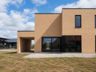 <span>indeling van woning</span>
<h3><span>gelijkvloers</span></h3>
<span>De lichtrijke leefruimte, eetplaats en keuken vormen één open en aangenaam geheel, waarbij de eetruimte rechtsreeks aansluit op het terras en de tuin met een zuidwestelijke oriëntatie. Daar geniet je volop van de namiddag- en avondzon. Een aparte berging biedt de nodige praktische opbergruimte, terwijl de inpandige carport zorgt voor een beschutte parkeerplaats aan de woning.</span>
<h3><span>eerste verdieping</span></h3>
- 3 ruime slaapkamers <br />- badkamer met ligbad en inloopdouche<br />- een apart toilet
<h3><span>duurzaamheid en energie</span></h3>
Bij het ontwerp stonden energie-efficiëntie en wooncomfort centraal.<br />De woning is uitgerust met:<br />- zonnepanelen<br />- balansventilatie met warmterecuperatie<br />- condenserende gaswandketel
<h3><span>afwerking en prijs</span></h3>
- De woning is wind- en waterdicht afgewerkt. Keuken, badkamer en vloerbekleding kies je zelf, volgens jouw smaak en budget. Of koop casco en werk zelf verder af.<br />- De vermelde prijs betreft de volledig afgewerkte woning (zonder aanleg tuin en terras) exclusief btw en verkoopkosten.