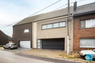 Instapklare woning met zuidwest-gerichte tuin en garage in rustige straat te Sint-Gillis.Indeling: ruime, lichtrijke woonkamer, volledig...
