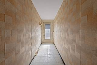 Deze te renoveren woning kan gebruikt worden als eengezinswoning maar kan eveneens gesplitst worden in 2 appartementen. Momenteel is de...