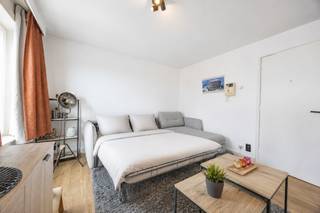 Op zoek naar een <strong>instapklare studio</strong> aan zee met een prachtig uitzicht én <strong>toplocatie</strong>? Deze gerenoveerde studio op de 7de verdieping van residentie Zonnekant biedt het allemaal.<br />Gelegen in de Antoine Van Cailliestraat 20, schuin tegenover het <strong>nieuwe casino</strong> van Middelkerke en op slechts enkele stappen van het <strong>strand</strong>, geniet u hier van een uitzonderlijke combinatie van rust, licht en centrale ligging. De studio beschikt over een gezellig en <strong>zonnig terrasje </strong>waar u zowel kan genieten van <strong>zeezicht </strong>als van een open, uitgestrekt zicht over de velden. <br /><br />De studio werd recent <strong>grondig vernieuwd </strong>en is volledig instapklaar:
<ul>
<li>volledig vernieuwde badkamer;</li>
<li>nieuwe PVC-ramen <em>(het EPC werd opgesteld vóór de plaatsing van de nieuwe ramen, waardoor de huidige energiescore in werkelijkheid gunstiger is)</em>;</li>
<li>nieuwe brandwerende inkomdeur;</li>
<li>nieuwe vloeren;</li>
<li>nieuwe kookplaat, vaatwasser, keukenkraan, oven, ...;</li>
<li>stijlvolle nieuwe wandbekleding aan de tv-muur;</li>
<li>nieuwe gordijnen;</li>
<li>de elektrische installatie voldoet aan de huidige normen (conforme elektrische keuring). </li>
</ul>
Er is een aparte berging in de studio én een privatieve kelderberging inbegrepen aanwezig. <br />De meubelstukken zijn inbegrepen, waaronder een slaapzetel, waardoor de studio meteen bruikbaar is als tweede verblijf, investering of voor vakantieverhuur.<br /><br />Dankzij de super centrale ligging bevinden winkels, horeca, openbaar vervoer, de zeedijk en het strand zich allemaal op wandelafstand.<br />Interesse? Neem gerust contact op voor meer informatie of een bezoek ter plaatse.