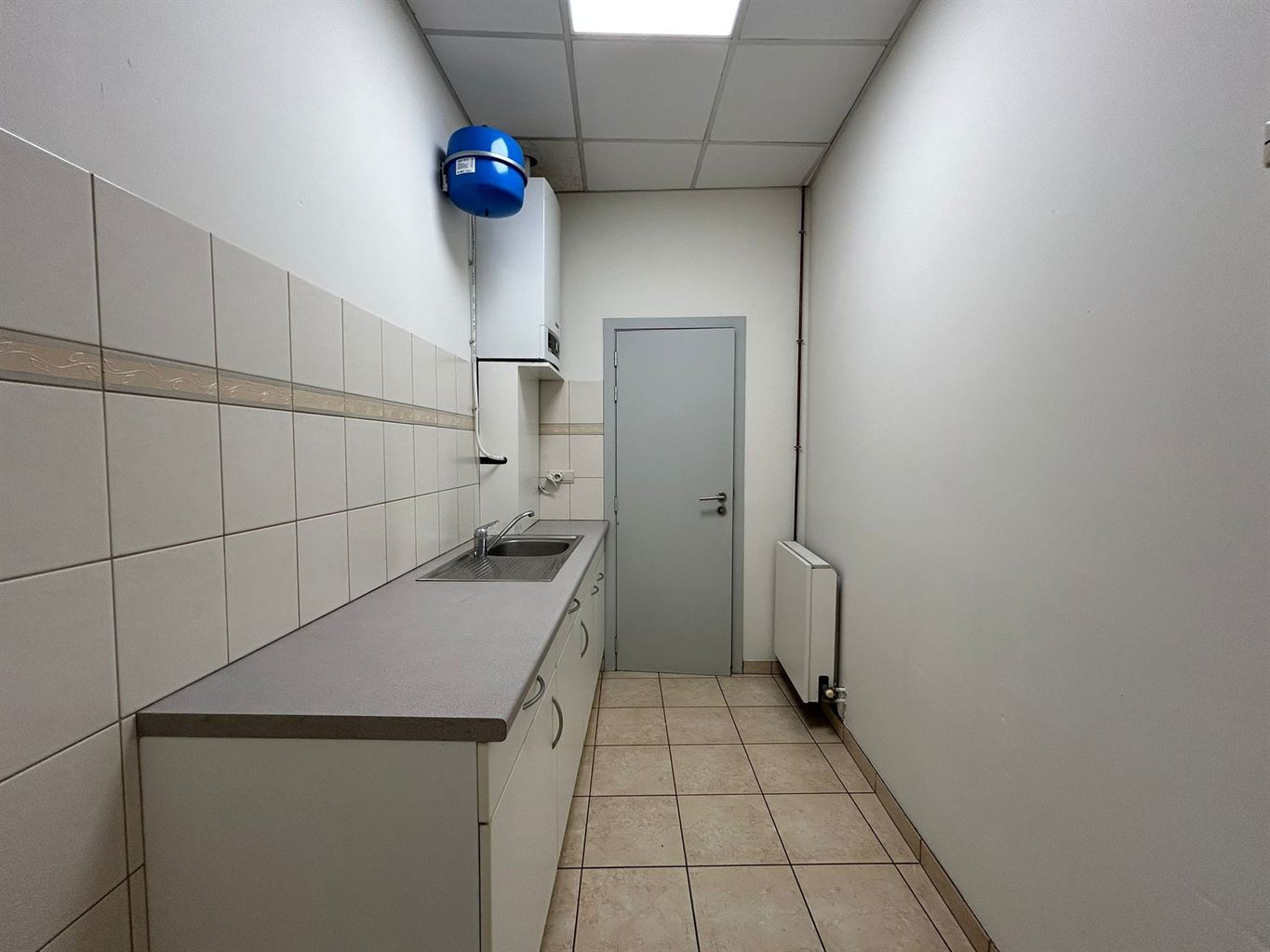 Ruime, instapklare handelsruimte met garagebox, gelegen op een toplocatie in het centrum van Maaseik - foto 5