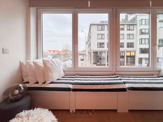 Cet appartement élégant allie des finitions haut de gamme à un emplacement exceptionnel près de la plage et de la Lippenslaan, au cœur de Knokke.<br /><br />Vous êtes accueilli dans un hall d'entrée spacieux avec un vestiaire pratique et des toilettes séparées pour les invités. Le salon lumineux offre une vue imprenable sur la place Abraham Hansplein. Il est suivi d'une cuisine ouverte entièrement équipée avec des appareils Miele et suffisamment d'espace de rangement. Un débarras pratique offre des possibilités de rangement supplémentaires.<br /><br />Le couloir de nuit donne accès à trois chambres à coucher spacieuses, toutes équipées d'armoires encastrées. La chambre principale dispose en outre d'une douche à l'italienne confortable. Il y a également une salle de bains séparée avec baignoire et double lavabo, idéale pour les familles ou les invités.<br /><br />La terrasse spacieuse offre suffisamment d'espace pour profiter du calme.<br /><br />Possibilité d'acheter une place de parking/un garage dans les environs immédiats !<br />Extrait urbanistique en cours de demande.<br /><br />Pour plus d'informations, veuillez nous contacter au 050 62 44 14 ou par e-mail à knokke@immax.be.