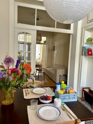 Bent u op zoek naar een appartement met karakter in het hartje van Leuven? Dan is dit een echte aanrader!<br />Het appartement, gelegen op het gelijkvloers, omvat één slaapkamer aan de voorzijde, een leefruimte, een eetplaats, een keuken, een badkamer, een binnenkoer en een apart toilet. In de berging, bereikbaar via de keuken, vinden we de wasmachine en frigo met diepvriezer terug.<br /><br /><br />De volledige herenwoning is recent opgefrist, waarbij veel aandacht is besteed aan de authentieke elementen. Zo is de originele houten vloer onder handen genomen en straalt deze opnieuw warmte en gezelligheid uit. Daarnaast werden alle ramen vernieuwd met vacuüm glas, wat zorgt voor een betere isolatie waarde.<br /><br />Gelegen tussen het Ladeuzeplein en de Bondgenotenlaan, woon je in het hartje van centrum Leuven met alle bijhorende faciliteiten binnen wandelafstand. Ook de verbinding met het openbaar vervoer en de ring rond Leuven van waarop je vlot toegang hebt tot de E40 en de E314 zijn optimaal.<br /><br />Dit appartement is beschikbaar vanaf <strong>01/12</strong> en wordt verhuurd aan een huurprijs van €<strong> 1160 +</strong> € <strong>105 provisie</strong> voor het <strong>verbruik en onderhoud gemeenschappelijke delen</strong> en het <strong>verbruik van het privatieve water</strong>.<br /><br />Interesse in een bezoek ter plaatse? Aarzel dan zeker niet om een bezoek in te plannen door op "bezoekmoment kiezen" te klikken.