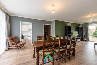 Algemeen<br />In de Vredestraat te Tielt bevindt zich dit verzorgd appartement, gelegen in een aangename buurt op wandelafstand van het gezellige centrum. Dankzij deze uitstekende ligging geniet u van een vlotte bereikbaarheid en bevinden alle belangrijke faciliteiten zoals winkels, horeca en scholen zich in de nabije omgeving. Dit maakt het appartement geschikt voor wie comfortabel en centraal wil wonen.<br /><br />Indeling<br />Bij het betreden van het appartement komt u terecht in de inkomhal, die directe toegang biedt tot alle ruimtes. Achteraan bevindt zich de ruime en lichtrijke leefruimte, waar u ruimte genoeg heeft om een gezellige zithoek en een grote eettafel te plaatsen. Aansluitend vindt u de uitgeruste keuken, die dankzij het grote raam geniet van een aangename natuurlijke lichtinval.<br />Via de leefruimte heeft u toegang tot het zuidoostgericht terras, waar u in alle rust kan genieten van de zon en een open zicht.<br />Terug via de hal bereikt u de twee slaapkamers, de badkamer en ook nog een aparte wasruimte. De eerste slaapkamer is ruim en biedt voldoende plaats voor een dubbel bed en een kleerkast. De tweede kamer kan perfect ingericht worden als bureau of dressing of als tweede slaapkamer. De badkamer is uitgerust met een dubbel lavabomeubel en een ligbad. Daarnaast is er ook nog een apart gastentoilet voorzien in de hal. <br /><br />Varia<br />Bij dit appartement hoort ook een ondergrondse garagebox en berging die extra comfort en ruimte voor opslag bieden en aangekocht moeten worden voor 30.000 euro (excl. vraagprijs). De garagebox biedt plaats aan één wagen en is uitgerust met een manuele poort. Verder beschikt het appartement over een gunstig EPC-label B en is voorzien van een parlofoon en airconditioning. <br /><br />Troeven<br />* Zonnig terras<br />* Ruime leefruimte<br />* Centraal gelegen<br />* Garagebox met extra bergruimte<br /><br />Benieuwd naar de mogelijkheden die deze eigendom te bieden heeft? Neem dan gerust contact op met Loucka en ontdek zelf het potentieel van deze locatie.<br /><br />T: 0469 44 27 57<br />M: loucka@gentill.be