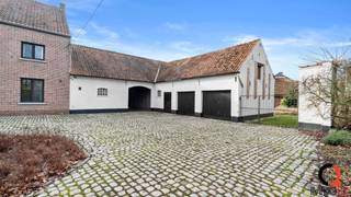 Karaktervolle herenhoeve op en met grond (ca. 34 A 87 CA) en aanhorigheden in een rustige landelijke omgeving te Engsbergen.De INDELING is als...