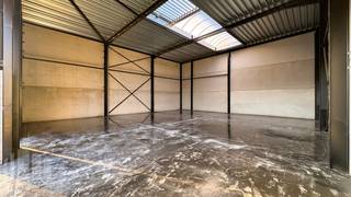 Nieuwbouw <strong>KMO-units </strong>van <strong>183 m² tot 235 m²</strong>, elk voorzien van een privatieve parkeerplaats, te huur.<br /><br />Uitstekend gelegen aan de rand van Brussel in Zellik, nabij de bedrijvige Pontbeeklaan (N9), die op slechts 2 km een vlotte verbinding biedt met de<strong> R0 en E40</strong> via de op- en afrit Groot-Bijgaarden.<br /><br />De casco KMO-units beschikken over een<strong> vrije hoogte van 6 m</strong> en zijn opgebouwd uit een staalconstructie in combinatie met beton (3 m hoog) en sandwichpanelen. Elke unit is toegankelijk via een <strong>automatische sectionale poort </strong>van 4 m H x 4 m B, aangevuld met een toegangsdeur. Verder zijn de units voorzien van een polybetonvloer, lichtstraat met rookluik, ruime privatieve parkeerplaats(en), branddetectie en individuele nutsleidingen voor water, elektriciteit (32 A) en data.<br /><br />Daarnaast beschikt elke unit over een privatieve <strong>regenwaterput van 5.000 liter</strong>. De dakstructuur is geschikt voor het plaatsen van zonnepanelen (15 kg/m²) en technische installaties (5 kg/m²).<br /><br />Deze KMO-units zijn ideaal voor starters, zelfstandigen en ondernemingen met beperkte opslag- of werkruimte, dankzij de uitstekende bereikbaarheid nabij de<strong> R0, E19 en E40.</strong><br /><br />Contacteer <strong>PANORAMA B2B</strong> voor bijkomende (technische) inlichtingen, plannen of een vrijblijvend plaatsbezoek via <strong>0477 07 30 30.</strong>