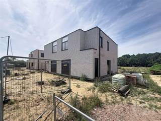 <p>Energiezuinig wonen in een rustige, groene omgeving</p><p>Tijdelijke actie: de 1ste koper ontvangt 10 operationele zonnepanelen van 460 Wp, ter waarde van € 5.000, volledig GRATIS.</p><p>In Project Veldzicht in Begijnendijk bevinden zich momenteel al 4 woningen in de ruwbouwfase en zullen binnenkort wind- en waterdicht zijn. Wie snel beslist, kan de materialen en afwerking nog naar eigen smaak kiezen.</p><p>De woning ligt in een doodlopende straat en geniet van een rustige ligging met een open, landelijk uitzicht aan de achterzijde. Tegelijk woon je op wandelafstand van het station, met verbindingen richting Antwerpen, Hasselt, Leuven en Brussel. Ook het centrum van Begijnendijk en de stad Aarschot bevinden zich vlakbij.</p><p>Op het gelijkvloers is er een inkomhal met apart gastentoilet. Verder beschikt de woning over een inpandige garage, een ruime leefruimte en een open keuken. Dankzij de grote raampartijen geniet je hier van veel natuurlijk licht en een mooi zicht op de tuin en de achterliggende weide.</p><p>De eerste verdieping omvat 3 volwaardige slaapkamers, een nachthal met afzonderlijk toilet en een praktische wasberging. De badkamer heeft plaats voor een ligbad, een aparte douche en een dubbele wastafel.</p><p>Voor een laag energieverbruik en een hoog wooncomfort wordt de woning voorzien van:</p><p>* een warmtepomp met vloerverwarming;<br />* ventilatiesysteem type D;<br />* regenwaterrecuperatie;<br />* 10 zonnepanelen van 460 Wp;</p><p>De verkoop gebeurt onder de Wet Breyne (12% registratie op de grond en 21% btw op de constructie)</p><p>Interesse in deze woning? Contacteer ons via 016 90 10 21 of info@future-home.be.<br /> </p>
