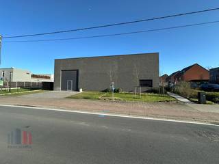 In Waregem bevindt zich dit recent en energiezuinig bedrijfsgebouw op een perceel van 1.122 m², bestaande uit een ruim magazijn, gecombineerd met...