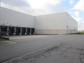 Magazijnruimte Unit 3 van ca. 3.875m² te huur in een 25.000m² groot logistiek magazijn met kantoren te Evergem nabij de haven van Gent. Het logistieke magazijn van 25.000m² beschikt over 8 los- en laadkades aan de oostkant en 8 los- en laadkades aan de westkant. Tegen meerprijs kan op aanvraag ook magazijnruimte met pallet rekken worden gehuurd. De site is vlot bereikbaar vanaf de E34 en E17. (afzonderlijke unit met rekken): <br /><br />
<p><u>Goederenbehandeling:</u></p>
<p>Voorkeur is verhuur met goederenbehandeling door de verhuurder. Tarieven op aanvraag.</p>
<p>Verhuur zonder goederenbehandeling is bespreekbaar.</p>