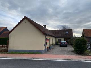 Grotendeels gerenoveerde karaktervolle woning te koop - Nekke, Zomergem2 slaapkamers1 badkamer met toilet1 gastentoilet + wasvoorzieningTweede...