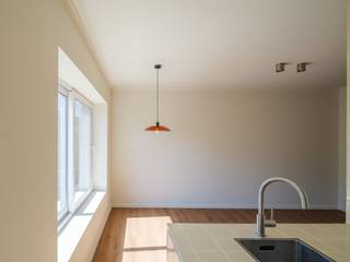 <strong>Stationsbuurt Gent-Sint-Pieters – gerenoveerd appartement met 2 slaapkamers en EPC A-score</strong><br /><br /><em>Voor meer informatie of een bezoekaanvraag, mail naar info@carloeggermont.be</em><br /><br />Dit <strong>lichtrijke appartement</strong> is gelegen in de <strong>Stationsbuurt Gent-Sint-Pieters</strong>. Een uiterst praktische locatie met alle voorzieningen in de directe omgeving. De buurt geldt als voortrekker op vlak van mobiliteit en bevindt zich op <strong>slechts vijf minuten fietsen van het historische stadscentrum.</strong><br /><br />Het appartement werd in<strong> 2026 volledig gerenoveerd</strong> door <strong>51North</strong>, een ontwikkelaar die bekendstaat om zijn<strong> hoogwaardige afwerking</strong> en <strong>eigentijdse architecturale visie</strong>. Alle leidingen, technieken en het buitenschrijnwerk werden vernieuwd, met bijzondere aandacht voor <strong>energiezuinigheid, isolatie</strong> en verfijnde <strong>designdetails</strong>. Dit resulteert in een <strong>EPC A-score van 78 kWh/m².</strong><br /><br />Met een <strong>bruikbare vloeroppervlakte van ca. 65 m²</strong>, twee slaapkamers, badkamer met inloopdouche en een compact <strong>zuidwestgericht terras </strong>beschikt het appartement over een <strong>praktische en open indeling. <br /><br />Extra troef </strong>is de gemeenschappelijke <strong>fietsenberging</strong> als de <strong>2 privatieve kelderbergingen</strong> in het gebouw.<br /><br /><strong>Een interessante opportuniteit voor jonge professionals of ouders van studerende kinderen die op zoek zijn naar een waardevaste investering op een toplocatie.</strong>