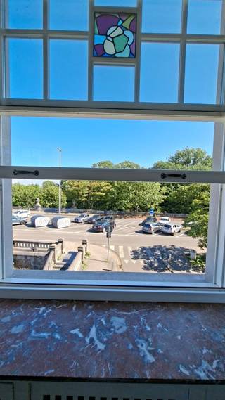 Dit karaktervol appartement bevindt zich in een prachtig geklasseerd gebouw waar de rijke geschiedenis nog in elke ruimte voelbaar is. Door de authentieke vloeren, de karaktervolle gietijzeren radiatoren, het sierlijk loodglas, de hoge plafonds en andere originele architecturale details, blijft dit een pand dat zijn erfgoed met zorg heeft weten te bewaren. De gevel werd enkele jaren geleden volledig gerenoveerd, het dak werd op hetzelfde moment geïsoleerd en de ramen werden voorzien van dubbele beglazing, waarbij het originele raamwerk zorgvuldig behouden bleef.<br />Bovendien geniet het appartement van een overvloed aan natuurlijk licht, terwijl elk raam een weids en open uitzicht biedt op het park, het station of de haven.<br />Indeling: inkomhal, badkamer met douche, toilet, lavabomeubel en aansluiting voor wasmachine, luchtige woonkamer met vrij uitzicht op het Maria Hendrikapark, aparte keuken, eerste slaapkamer, tweede kamer met mooi uitzicht op het station en de haven met bergruimte, apart toilet en badkamer met ligbad, douche en lavabomeubel.<br />De elektrische installatie is conform!<br />In het gebouw is een gemeenschappelijke fietsenberging aanwezig, alsook een individuele kelderberging.<br />De doordachte indeling maakt dit appartement zowel geschikt als vaste woonplaats, tweede verblijf of investering, vooral voor diegene met een hart voor erfgoed die vlakbij het centrum wil wonen!