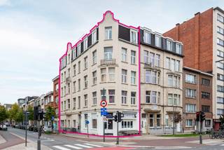 Dit opbrengsteigendom omvat 14 wooneenheden en 1 handelsgelijkvloers, gelegen in de Kroonstraat, op de hoek met de Plantin en Moretuslei,...