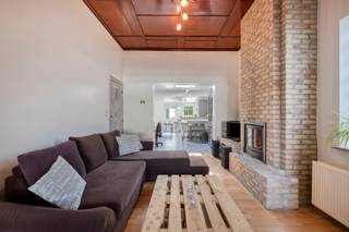 Deze aangename en verzorgde woning is gelegen in de Steenbergstraat 66 te Affligem en geniet van een centrale ligging nabij het centrum van Teralfene, belangrijke invalswegen, winkels, scholen en openbaar vervoer. De woning combineert een praktische indeling met hedendaags wooncomfort en een ruime tuin.
Via de inkomhal betreden we de woning en komen we terecht in de open en langwerpige leefruimte, waar eetplaats en zithoek mooi in elkaar overvloeien. Aansluitend bevindt zich de ruime en lichtrijke keuken, die dankzij het vele natuurlijke licht een aangename leefomgeving vormt en rechtstreeks toegang biedt tot de ruime tuin. Verder beschikt het gelijkvloers over een comfortabele badkamer voorzien van alle nodige voorzieningen en een ruime, praktische berging.
Op de eerste verdieping bevinden zich drie slaapkamers, waarvan twee volwaardige slaapkamers en één kinderkamer. De ingerichte zolderverdieping zorgt bovendien voor waardevolle extra ruimte en kan flexibel worden benut als bureau, hobbyruimte, speelkamer of bijkomende kamer.
Ook energetisch werd de woning reeds aangepakt. Zo beschikt ze over een gunstig EPC, vernieuwde ramen, isolatie van zowel de muren als het dak en een ventilatiesysteem. Een interessante woning voor wie op zoek is naar een comfortabele gezinswoning met voldoende ruimte, een mooie tuin en een centrale ligging in Affligem.
Meer info: Michael@immoaccenta.be