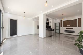 In de Zilvermeeuwstraat te Merksem bevindt zich deze volledig gerenoveerde en instapklare woning met een bewoonbare oppervlakte van circa 135...