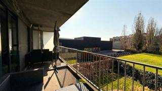 <p><span>Dit moderne appartement van 82m² bevindt zich in een klein complex in Wilrijk opgeleverd in 2002 en biedt een perfecte combinatie van comfort, stijl en functionaliteit. Het pand beschikt over twee slaapkamers en een volledig uitgeruste badkamer met bad en douche.</span></p><p><span>De open woonkamer en keuken vormen het hart van het appartement, voorzien van natuurlijk licht dankzij grote raampartijen. De moderne, volledig ingerichte keuken beschikt over hoogwaardige inbouwapparatuur, een rvs afzuigkap en voldoende werkruimte. De woonkamer is ruim en licht, ideaal voor ontspanning en entertainment, met toegang tot een zonnig balkon dat uitkijkt op de groene omgeving.</span></p><p><span>De eerste slaapkamer heeft een volledig ingebouwde kastenwand. De badkamer is modern afgewerkt met een douche en ligbad, voorzien van alle nodige comfort. Verder is er ook een apart toilet.</span></p><p><span>Aanvullende faciliteiten omvatten een praktische wasruimte met wasmachine en droger, diverse inbouwkasten in wasplaats en vestiaire voor extra opbergruimte.</span></p><p><span>Het appartement ligt in een modern complex met goed onderhouden gemeenschappelijke ruimten. De locatie biedt uitstekende bereikbaarheid en ligt in de nabijheid van winkels, restaurants en openbaar vervoer. Een ondergrondse parkeerplaats verplicht mee aan te kopen voor €20.000.</span></p><p><span>EPC A<br />Lage vaste kosten van +-€75/maand.<br />2 private fietsenhaken in parking</span></p><p><span>Benieuwd? Maak snel uw afspraak op www.immodelaet.be of op 036440088</span></p>