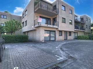 Bent u op zoek naar een kwalitatief huurpand in een rustige omgeving? Dit verzorgde appartement aan de Leo Verbeecklaan in Burcht biedt de ideale combinatie van comfort en een centrale ligging. Dankzij de nabijheid van de E17 en diverse invalswegen is debereikbaarheid uitstekend, terwijl u toch geniet van de rust in een residentiële wijk. Wie wenst te huren in Burcht, vindt hier een instapklaar, lichtrijk appartement met twee terrassen en een eigen autostaanplaats. Er is tevens toegang tot een gemeenschappelijke tuin en een veilige fietsenstalling.Indeling:-Inkomhal met apart gastentoilet-Lichtrijke woonkamer met direct zicht op het zonneterras-Volledig ingerichte keuken voorzien van keramische kookplaat, dampkap, oven,microgolfoven, vaatwasser en koelkast-Berging-Ingerichte badkamer met dubbele lavabo en douche met scherm in het ligbad-Twee ruime slaapkamers voorzien van elektrische rolluiken en praktische inbouwkasten-Ingerichte dressing-Twee terrassen om op elk moment van de dag van de buitenlucht te genieten-Privé autostaanplaats in een afgesloten garage-Gemeenschappelijke fietsenstallingEen bezoek aanvragen kan eenvoudig via onze website: dewaele.com. Bij het pand ziet u een rode knop "bezoek aanvragen". Daar vult u de gevraagde info in. Vervolgens nemen wij contact met u op.