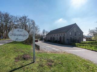 <span><strong>UNIEKE VOORMALIGE HOEVE OP EEN PERCEEL +/- 1HA MOMENTEEL UITGEBAAT ALS HOTEL MET PRIVATIEVE WOONST TE BREE<br /><br />TROEVEN<br /></strong>- Rustige en landelijke omgeving doch dichtbij het centrum van Bree gelegen.<br />- Ligging aan de Zuid-Willemsvaart. <br />- Centraal gelegen en goed bereikbaar. <br />- Goede verbinding naar omliggende steden invalswegen. <br />- EPC-label B : energiezuinig pand.<br />- Dit pand biedt diverse mogelijkheden voor zakelijk en commercieel gebruik en is een unieke opportuniteit voor ondernemers. <br />- Wonen en werken mogelijk! <br />- Volledig ingericht als voor hotel-restaurantuitbating: professionele horecakeuken, koelcellen,.... <br />- Ruime parkeergelegenheid.<br /><br /><strong>DE VERMELDE PRIJS IS DE AANDELENPRIJS !</strong><br /><br /><strong><span>OMSCHRIJVING UNIEK PAND MET TAL VAN MOGELIJKHEDEN </span><br /></strong></span>
<p>Dit handelspand, momenteel uitgebaat als hotel, beschikt over 18 gastenkamers, elk voorzien van een eigen badkamer en toilet.</p>
<p>Daarnaast bevinden zich op het gelijkvloers diverse polyvalente ruimten die momenteel worden gebruikt als verbruikszalen, waaronder een bistro en een koffieruimte. Deze zalen zijn ook ideaal voor feesten! <br /><br />Om uw gasten goed te ontvangen is er een speciale ontvangstruimte voorzien met balie. Deze ruimte geeft overigens ook toegang naar de tuin, feestzaal, diverse kamers,....</p>
<p>Op het gelijkvloers is tevens een professionele horecakeuken aanwezig, uitgerust met alle nodige professionele apparatuur. Verder zijn er ook een koude keuken en een afzonderlijke afwaskeuken voorzien. Bovendien beschikt het pand over een volledig uitgeruste koelruimte met twee koelcellen en één diepvriescel.</p>
<p>Verder vinden we op het gelijkvloers nog gastentoiletten en twee mindervalide slaapkamers die volledig zijn aangepast aan de specifieke noden van de gasten.<br /><br />Op de eerste verdieping bevinden zich de overige gastenkamers, aangevuld met een aparte linnenkamer voor het opbergen van het linnengoed. <br /><br />Er is een terras aanwezig waarop u kunt genieten van het prachtige uitzicht op de mooi aangelegde achtertuin.<br /><span><br /></span>De ruime parkeermogelijkheden vormen een absolute meerwaarde voor dit pand. Er is ook nog een carport voorzien met plaats voor 4 auto's. <br /><br /><span>Het privégedeelte omvat een ruime woning met twee slaapkamers, een gezellige woonkamer, een volledig uitgeruste keuken en een badkamer.<br />Perfect geschikt voor een gezin. Ideale combinatie voor wonen en werken. <br /></span><br />Verder zijn er nog zes paardenboxen met zadelkamer aanwezig en dit geeft toegang tot de weides.<br /><br /><span>De verkoop omvat het onroerend goed, de vennootschap met het handelsfonds, de volledige inrichting, het klantenbestand, de website,....<br /></span><span><br />U kunt onmiddellijk gasten ontvangen en op deze manier genieten van de jarenlange expertise van de huidige eigenaars.<br /><br /><strong>Kortom, dit is een uniek pand met tal van mogelijkheden!</strong></span> <br /><br />Bekijkt u deze advertentie via een aanverwante vastgoedsite, surf dan zeker naar onze website <strong>www.N78vastgoed.be</strong> voor een uitgebreide beschrijving en foto's. <strong>Meer info: +32 (0)89 86 18 88 of info@N78vastgoed.be.</strong></p>