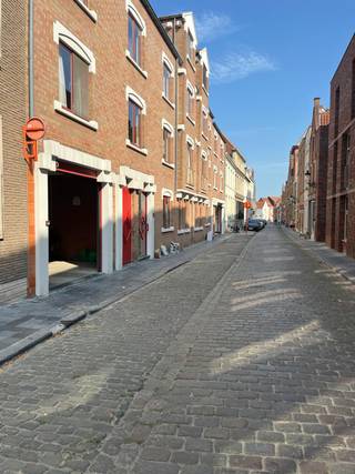 Overground garage for sale in the center of Bruges, Hoedenmakersstraat 3. The garage box is located in a small-scale complex, the center of Bruges. <br /><br />Register of measures: no