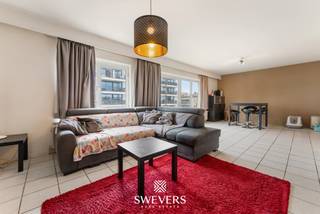 Voor meer info en foto’s, surf naar www.swevers.be – dit appartement op de eerste verdieping aan de Graaf van Loonstraat 17 bus 4 in Beringen biedt 99 m² bewoonbare oppervlakte en vormt een interessante kans voor wie graag zelf de afwerking bepaalt. Het appartement dateert van 1974 en bevindt zich in op te frissen staat, waardoor je het volledig naar eigen smaak kan moderniseren. De praktische indeling omvat een inkomhal, een lichtrijke leefruimte van 30,70 m² met plaats voor een zit- en eethoek, een afzonderlijke keuken, twee slaapkamers van 18,56 m² en 10,79 m², een badkamer en een berging met cv-installatie. Het terras van 3,5 m² biedt extra buitenruimte om rustig te genieten. Bovendien beschikt het appartement over een garage, ideaal als parkeerplaats of extra bergruimte. De centrale ligging is een extra troef. Openbaar vervoer bevindt zich op slechts 66 meter, scholen op ongeveer 500 meter en winkels, restaurants en ontspanning op circa 300 meter. Ook de op- en afritten van de snelweg bereik je vlot op ongeveer 4,5 kilometer. Dankzij de ruime indeling, twee volwaardige slaapkamers, het terras en de garage vormt dit appartement een uitstekende basis voor wie op zoek is naar een comfortabele woonst met renovatiepotentieel op een goed bereikbare locatie in Beringen. Voor meer informatie, bel 011 255 155. Bron bewoonbare oppervlakte: EPC – verslag.