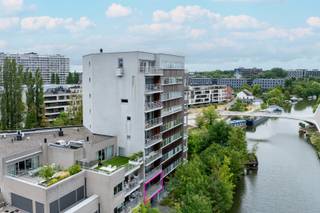Ontdek dit prachtige appartement (inclusief ondergrondse staanplaats) van ca. 114 m², ideaal gelegen nabij het centrum van Gent, op slechts 1 km van de op- en afrit Gent-Zuid en op wandelafstand van het bruisende stadscentrum. Het appartement bevindt zich op de 1ste verdieping en bestaat uit een inkomhal met apart toilet, een ruime en lichtrijke woonkamer met terras, een keuken met ensuite een berging, twee ruime slaapkamers waarvan één met terras en een badkamer met douche en dubbele lavabo. <br /><br />De maandelijkse huurprijs bedraagt 1.200 euro, te vermeerderen met 50 euro/maand voor de vaste kosten. EGW niet inbegrepen. <br /><br />Troeven:<br />- 2 overdekte terrassen met zicht op de Schelde<br />- ondergrondse staanplaats<br />- kelderberging<br />- EPC label A (70 kWh/ (m2 jaar))<br /><br />Bezoek mogelijk na afspraak met Serge van Center Office via 0485/61 59 22