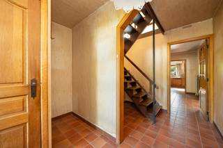 Solide driegevelwoning met veel potentieel in een rustige buurt in Grimbergen, gebouwd in 1973 op een westgericht perceel van 4a80ca met namiddagzon in de tuin.<br />De woning bestaat uit: een inkomhall met aparte wc en vestiaire, een leefruimte (27m²) met open haard en aansluitend terras en tuin, een eetkamer (11m²) met bijhorend een ingerichte keuken (13m²), en een berging/wasplaats met toegang tot een kleine kelder. De ruime garage (24m²) biedt plaats voor 1 wagen en extra bergruimte.<br />Op de eerste verdieping vindt u de nachthall, vier slaapkamers (16m², 13m², 13m² en 7m²) en een badkamer met ligbad, wc en lavabo.<br />De woning beschikt over dubbele beglazing (alu) en een condenserende gasketel. EPC: E. Een woning met een stevige structuur en veel ruimte, klaar om naar eigen smaak in te richten!