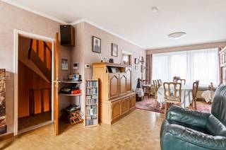 <div><div> <p>Ruime bel-etagewoning met zonnige tuin en garage.</p><p>In een rustige en aangename woonwijk bevindt zich deze verzorgde bel-etagewoning. Bij het betreden van de woning komt u in de inkomhal die toegang geeft tot de inpandige garage met automatische poort en een handige wasplaats. Achteraan geniet u van een zuid-gerichte tuin van 105 m², ideaal om in alle rust te ontspannen, aangevuld met een praktische tuinberging. Op de eerste verdieping bevindt zich een apart toilet met handenwasser. De lichtrijke leefruimte van 31 m² op parketvloer zorgt voor een warme en gezellige sfeer en sluit aan op een terras van 6 m² met trap naar de tuin. Verder vindt u hier de keuken en een extra bureaukamer, perfect voor thuiswerk of hobbyruimte. De tweede verdieping omvat drie volwaardige slaapkamers van respectievelijk 17 m², 15 m² en 8 m². De badkamer is uitgerust met een ligbad, toilet en wastafel. De woning is voorzien van nieuwe ramen met hoogrendementsglas en elektrische rolluiken, een condensatieketel op gas en een nieuw geïsoleerd dak.</p></div> </div>