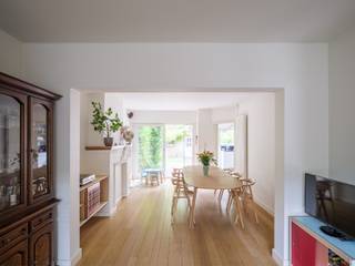 <strong>Karaktervolle burgerwoning (225 m²</strong><strong>) met vijf slaapkamers, drie badkamers en een charmante tuin in de gegeerde stationsbuurt. </strong><br /><br />Deze ruime burgerwoning (EPC B-label) bevindt zich op een aantrekkelijke locatie nabij het Miljoenenkwartier, op wandelafstand van het Paul de Smet de Naeyerplein en het station Gent-Sint-Pieters. Ook de verbinding met de E40 is bijzonder vlot.<br /><br />Deze karaktervolle gezinswoning beschikt over een grondoppervlakte van circa 140 vierkante meter en is zuid georiënteerd. Achteraan geniet je van een zonnige en sfeervolle tuin met een praktisch bijgebouw. <br /><br />In 2021 onderging een deel van de woning een grondige renovatie. Daarbij werd een volwaardige bovenverdieping toegevoegd en ingericht als royale slaapverdieping met dressing, badkamer met Finse sauna en ruim dakterras. Ook de achtergevel werd volledig aangepakt en energetisch verbeterd door bijkomende isolatie.<br /><br />De woning is asbestveilig, beschikt over een conform keuringsverslag voor elektriciteit en maakt gebruik van regenwaterrecuperatie via het buitenkraantje. <br /><br />De droge kelder biedt extra bergruimte en doet onder meer dienst als wasplaats.<br /><br />Er bestaat de mogelijkheid om het huurcontract van een nabijgelegen garagebox over te nemen. Een ideale ruimte om fietsen,... op te stallen. <br /><br /><strong>Kortom, de ideale gezinswoning voor wie karaktervol en comfortabel wil wonen in de gegeerde stationsbuurt.</strong>