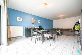 Dit tweeslaapkamerappartement, gelegen op de tweede verdieping in het centrum van Oostrozebeke, biedt u het comfort en de moderne voorzieningen die...